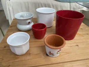 verschiedene Größen Blumen-Übertöpfe