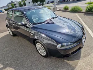 Alfa Romeo  147   !  Erst 100Tkm   1. Besitz ! Klima Leder usw Bild 2
