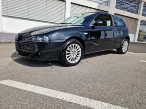 Alfa Romeo  147   !  Erst 100Tkm   1. Besitz ! Klima Leder usw Bild 3