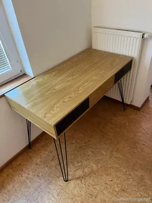 Schreibtisch