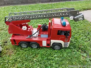 Mobilkran und Feuerwehrauto  Bild 2