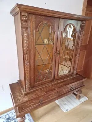 schöne dunkelbraune Eichenholz  Kredenz - Vitrine zu verkaufen Bild 3
