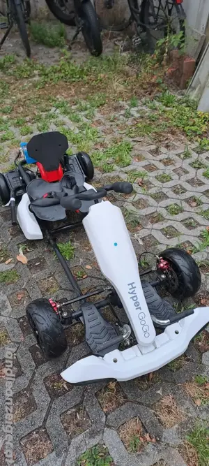Rennauto mit Hoverboard