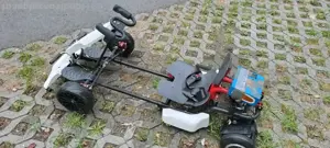 Rennauto mit Hoverboard Bild 2