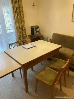 auziebarer Tisch mit Stühlen