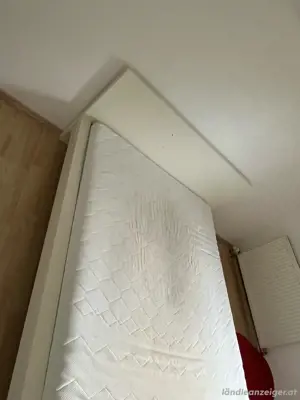 Bett mit Matratze