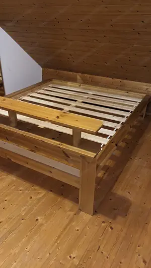Doppelbett aus Kiefer mit Schubladen