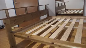 Doppelbett aus Kiefer mit Schubladen Bild 2