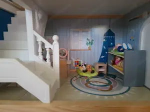 Puppenhaus aus Holz Bild 2