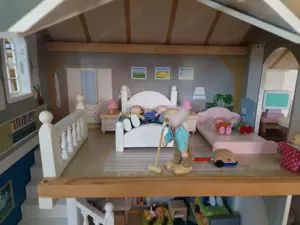 Puppenhaus aus Holz Bild 6