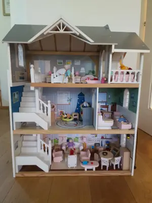 Puppenhaus aus Holz