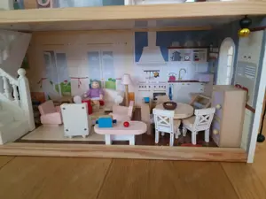 Puppenhaus aus Holz Bild 4
