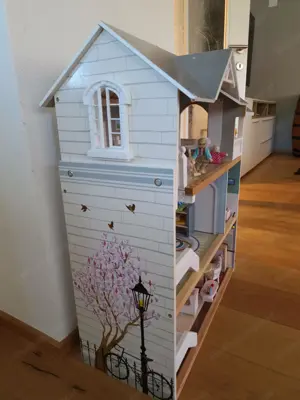 Puppenhaus aus Holz Bild 8