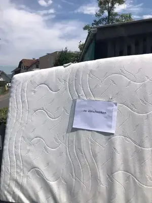 Kaltschaummatratze zu verschenken.