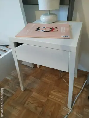 Nachttisch mit Lampe 