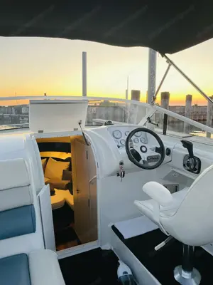 Motorboot mit Liegeplatz  Bild 3