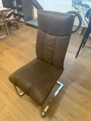 4 Essstühle abzugeben. Voll intakt