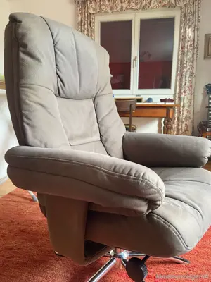 Verstellbarer Relaxsessel mit Fußhocker