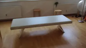 Edle Behandlungsliege in Weiß, medizinischer Überzug, Vollholz und Stahl (100kg)
