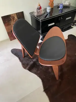 2 stilvolle Lounge-Sessel aus Holz mit Lederbezug Bild 2