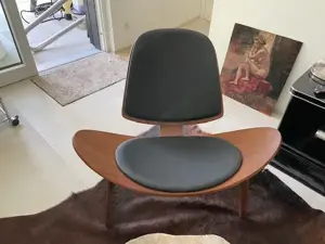 2 stilvolle Lounge-Sessel aus Holz mit Lederbezug