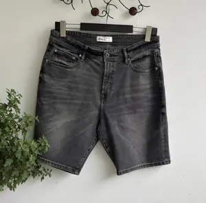 Kurze, graue Jeans Hose von Zara Man
