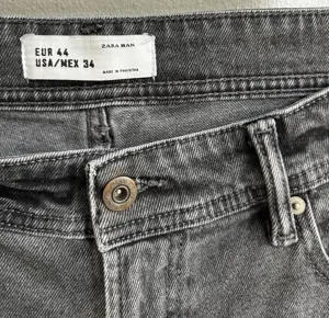 Kurze, graue Jeans Hose von Zara Man Bild 3