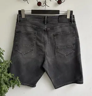 Kurze, graue Jeans Hose von Zara Man Bild 2
