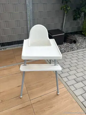 Hochstuhl mit Tablett und mit Fußstütze