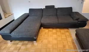 Couch in L-Form mit Hocker