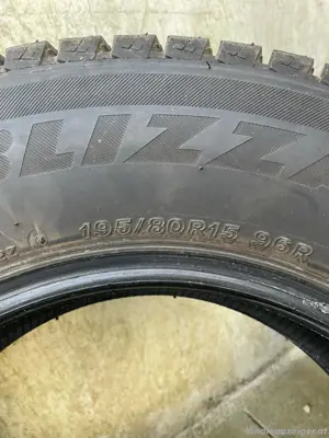 Bridgestone Winterreifen 195 80r15, neuwertig, Jimny Bild 4