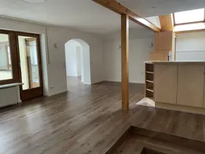 Geräumige, frisch renovierte Wohnung mit Wintergarten und Abstellraum