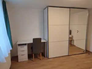 Vermiete Zimmer in 3er WG mit eigenem Badezimmer