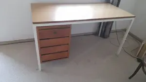 Schreibtisch alt - mit Schubladen