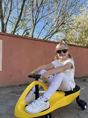 Riricar Spielzeugauto für Kinder - Antrieb durch Lenkbewegung, mit leuchtenden Flüsterrädern Bild 3