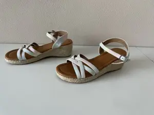 Sandalen mit Absatz und Riemchen Gr.35 Mädchen Bild 1