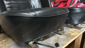 Triumph TR6 Sitze schwarz