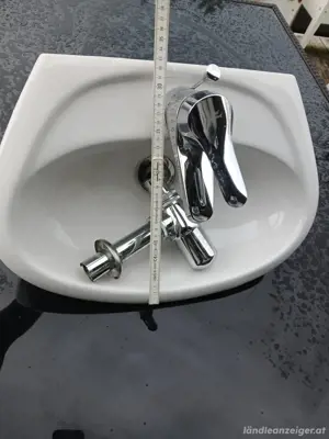 Waschbecken mit Wasserhahn Bild 2