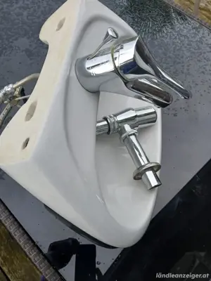 Waschbecken mit Wasserhahn Bild 3