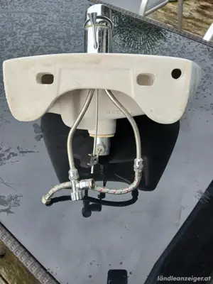 Waschbecken mit Wasserhahn Bild 4