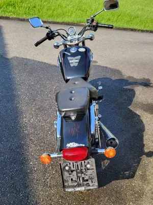 Motorrad Suzuki GZ 250 Bild 4