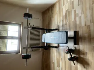 Hantelbank mit einzelner Hantel und Gewichte 