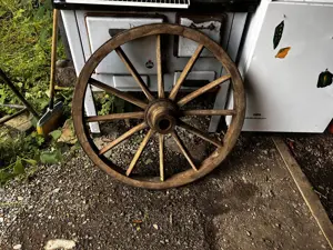 Alte Wagenräder zu verkaufen