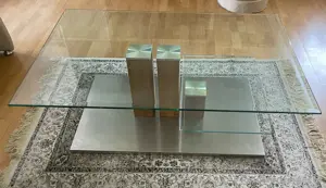 Moderner Glastisch mit Metall-Holz-Sock
