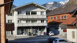 Vermiete renovierungsbedürftige Wohnung im Zentrum von Mellau!