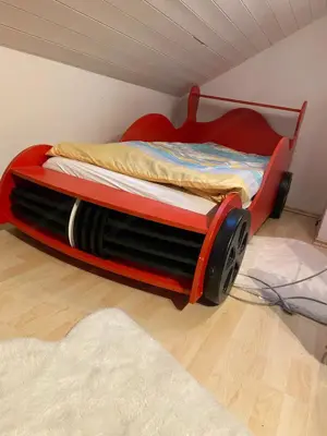 Kinderbett Auto mit Matraze zu Verschenken