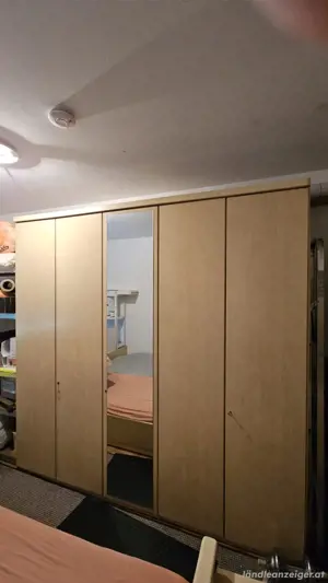 5türiger Kleiderschrank + 2 Nachtkästchen + Doppelbett