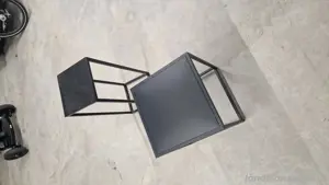 zwei kleine metalltische 