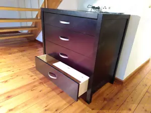 schöne, schwarze Kommode aus Holz
