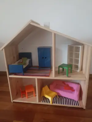 Puppenhaus mit Möbeln